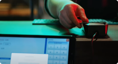 System POS do restauracji z terminalem płatniczym na ladzie